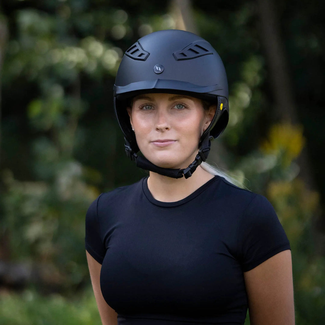 Back on Track Reithelm Lynx II Smooth Top, schwarz - IQ Horse