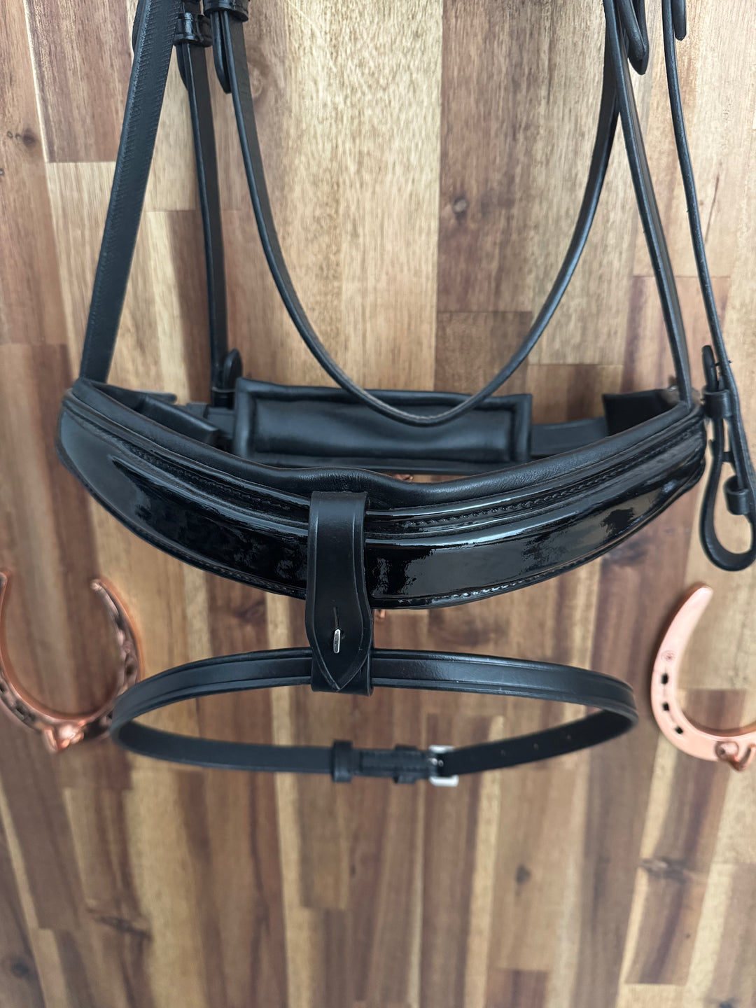 IQ Horse Trensenzaum "Fabergé" anatomisch, abn. Sperrriemen, schwedisch, franz. Haken, Lack, schwarz unterlegt