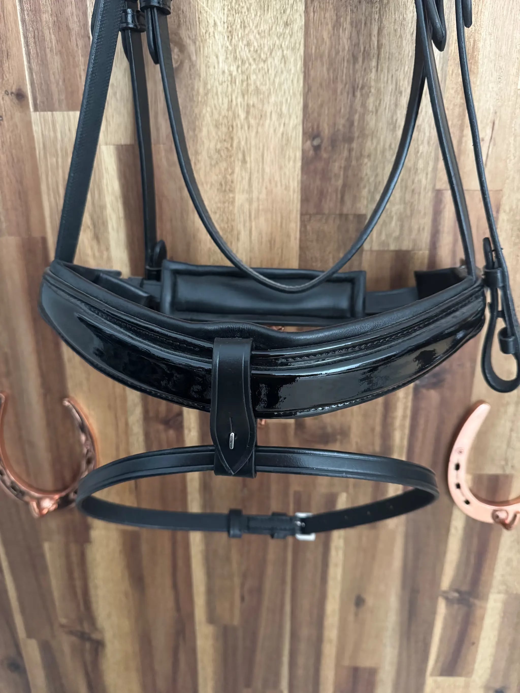 IQ Horse Trensenzaum Fabergé anatomisch, Lackleder, schwarz unterlegt