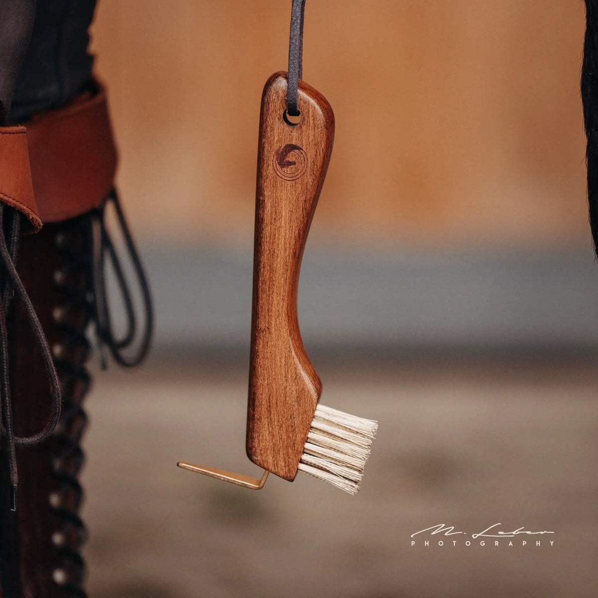 Hufkratzer LILO – mit Bürste und Lederband - IQ Horse