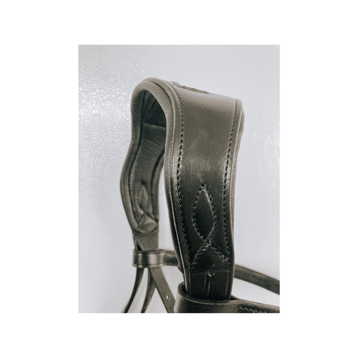 IQ Horse Trensenzaum "Fabergé" anatomisch, abn. Sperrriemen, schwedisch, franz. Haken, Lack, weiß unterlegt - IQ Horse