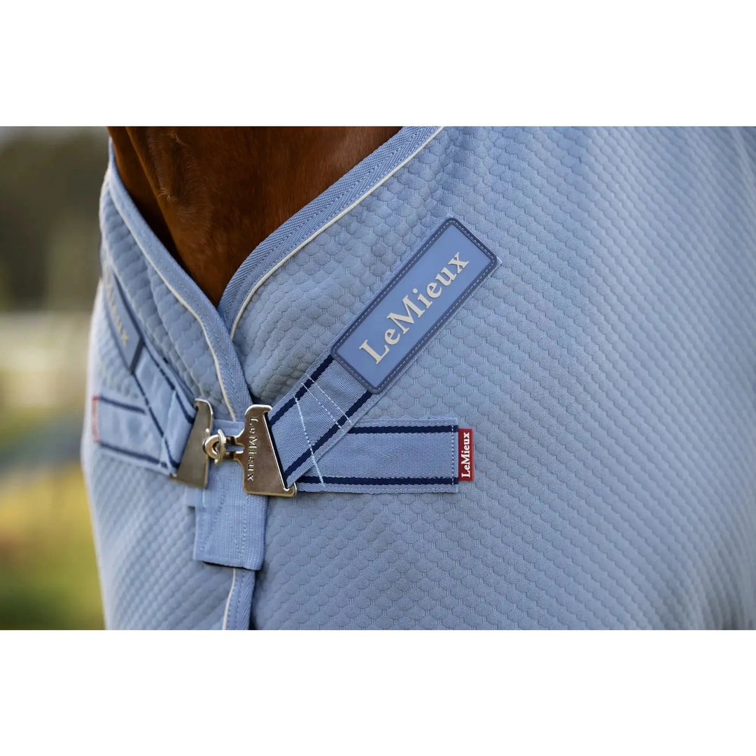 LeMieux Kudos Bamboo Cooler Powder Blue Abschwitzdecke; close-up of quilted blue fabric with logo tag