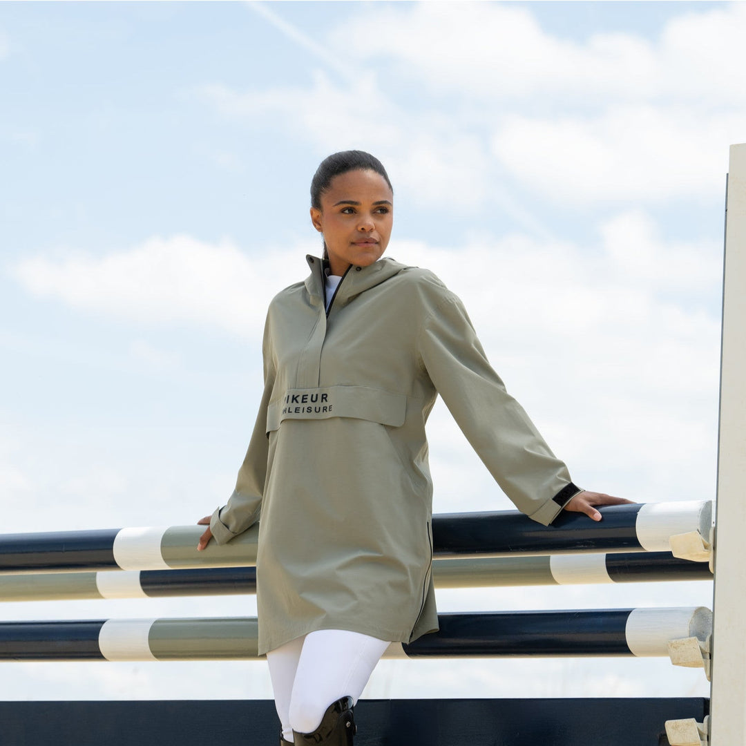 Pikeur Regenponcho 1843 Athleisure, Light Moos - IQ Horse