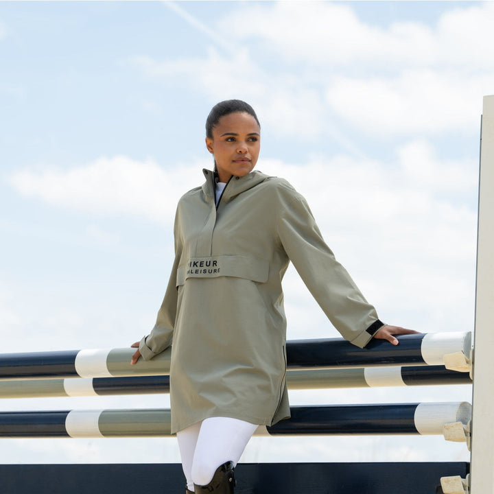 Pikeur Regenponcho 1843 Athleisure, Light Moos - IQ Horse