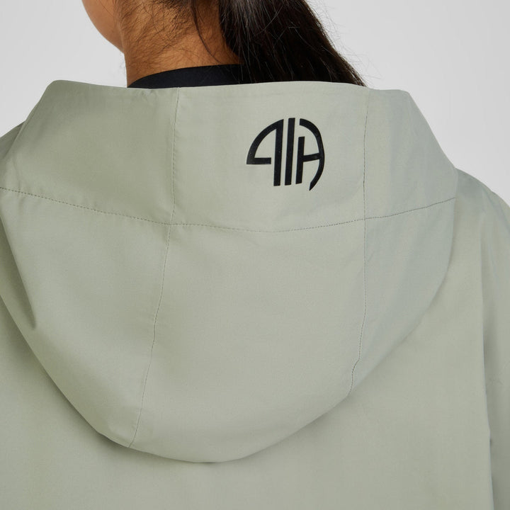 Pikeur Regenponcho 1843 Athleisure, Light Moos - IQ Horse