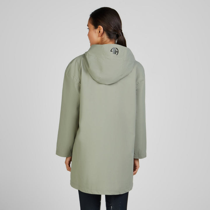 Pikeur Regenponcho 1843 Athleisure, Light Moos - IQ Horse